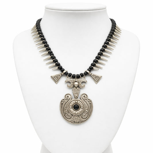 Collar zamak unisex con piedras redondas negras y medallon en el centro joyeria osnor amak