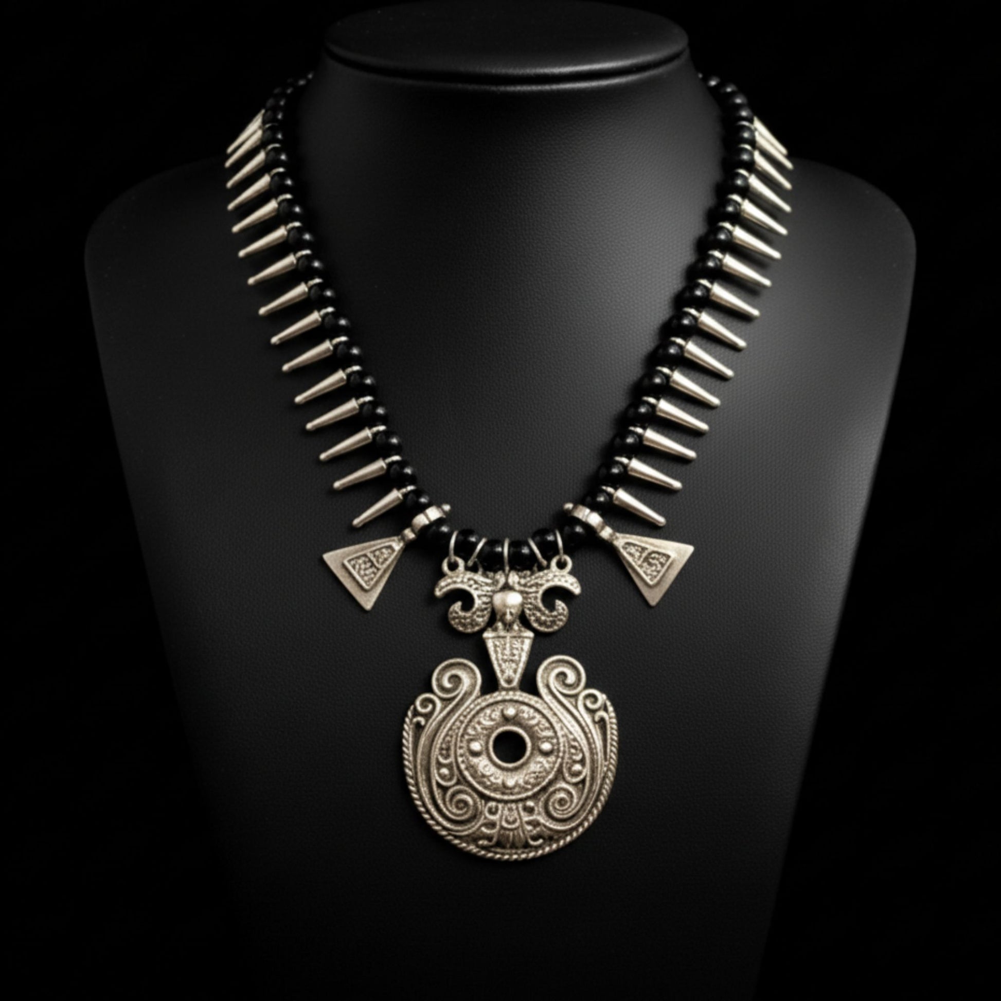 Collar zamak unisex con piedras redondas negras y medallon en el centro joyeria osnor amak