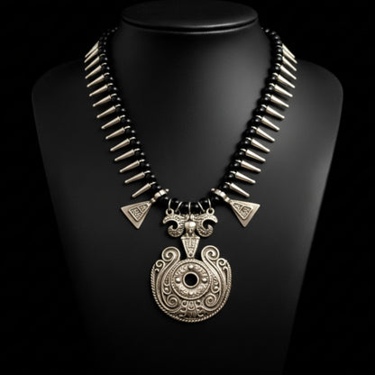 Collar zamak unisex con piedras redondas negras y medallon en el centro joyeria osnor amak
