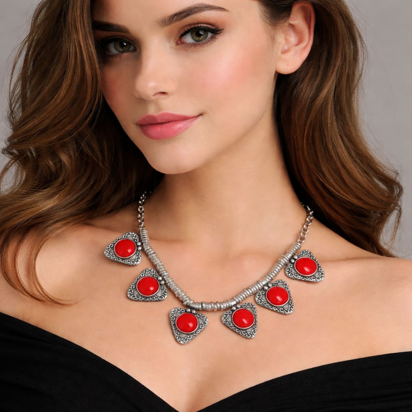 Chica Luciendo Collar Gargantilla Zamak Coral Rojo | 6 Colgantes Triangulares con Filigrana Joyeria Osnor