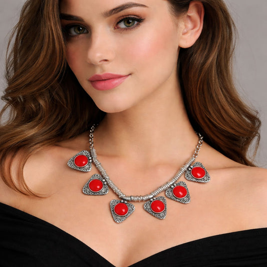 Chica Luciendo Collar Gargantilla Zamak Coral Rojo | 6 Colgantes Triangulares con Filigrana Joyeria Osnor