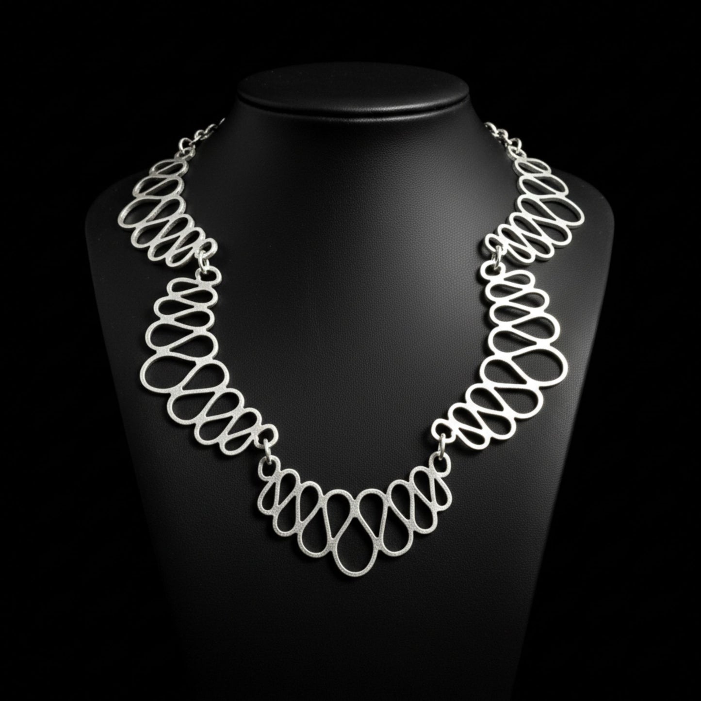 expositor luciendo collar zamak mujer joyeria osnor zamak