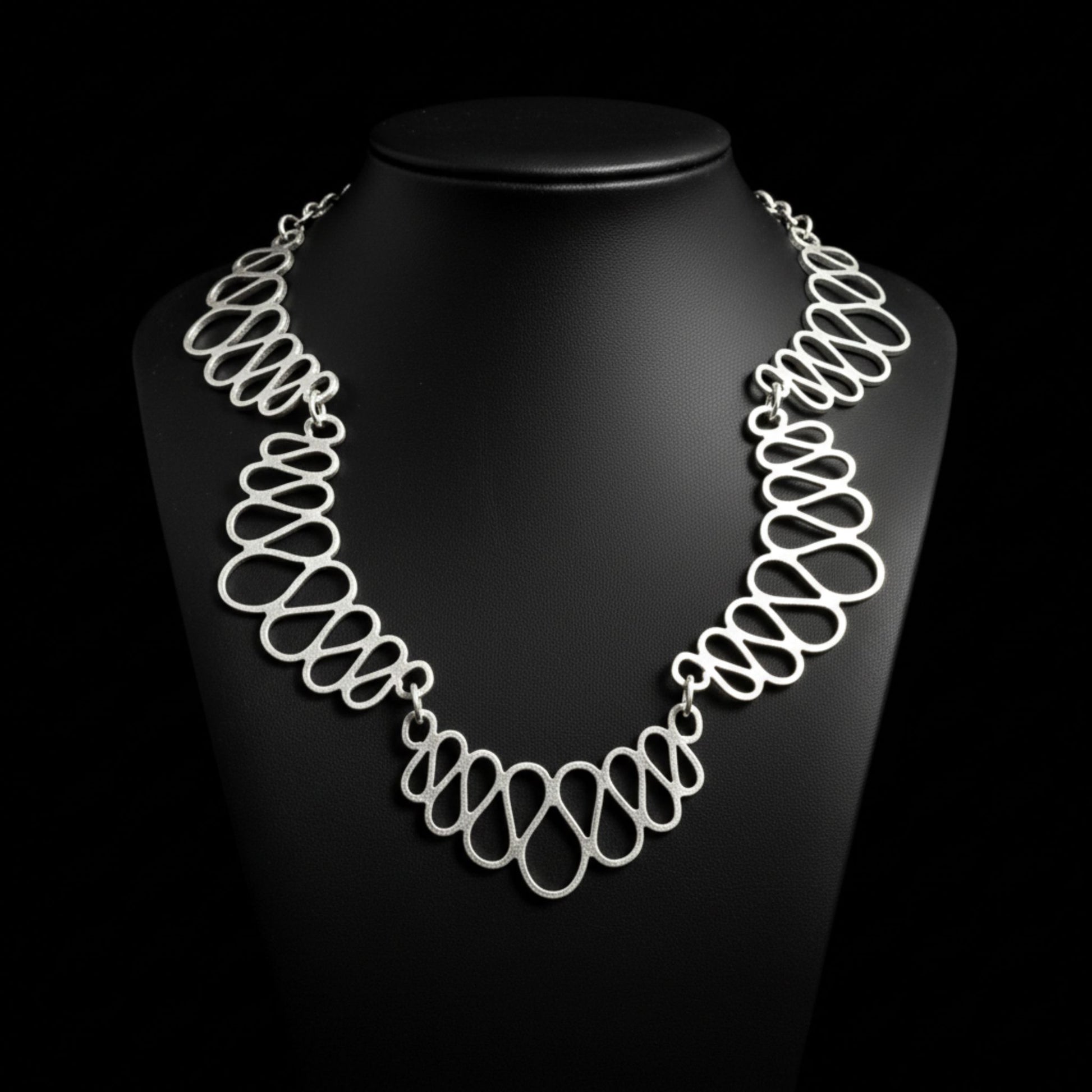 expositor luciendo collar zamak mujer joyeria osnor zamak
