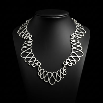 expositor luciendo collar zamak mujer joyeria osnor zamak