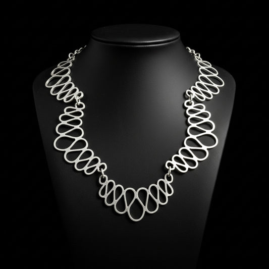 expositor luciendo collar zamak mujer joyeria osnor zamak
