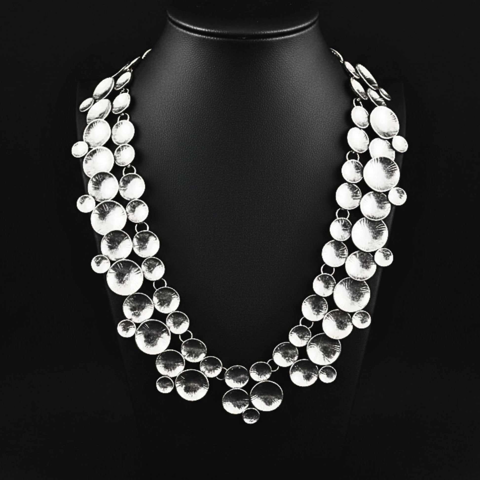 expositor luciendo collar de zamak mujer joyeria osnor zamak