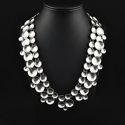 expositor luciendo collar de zamak mujer joyeria osnor zamak