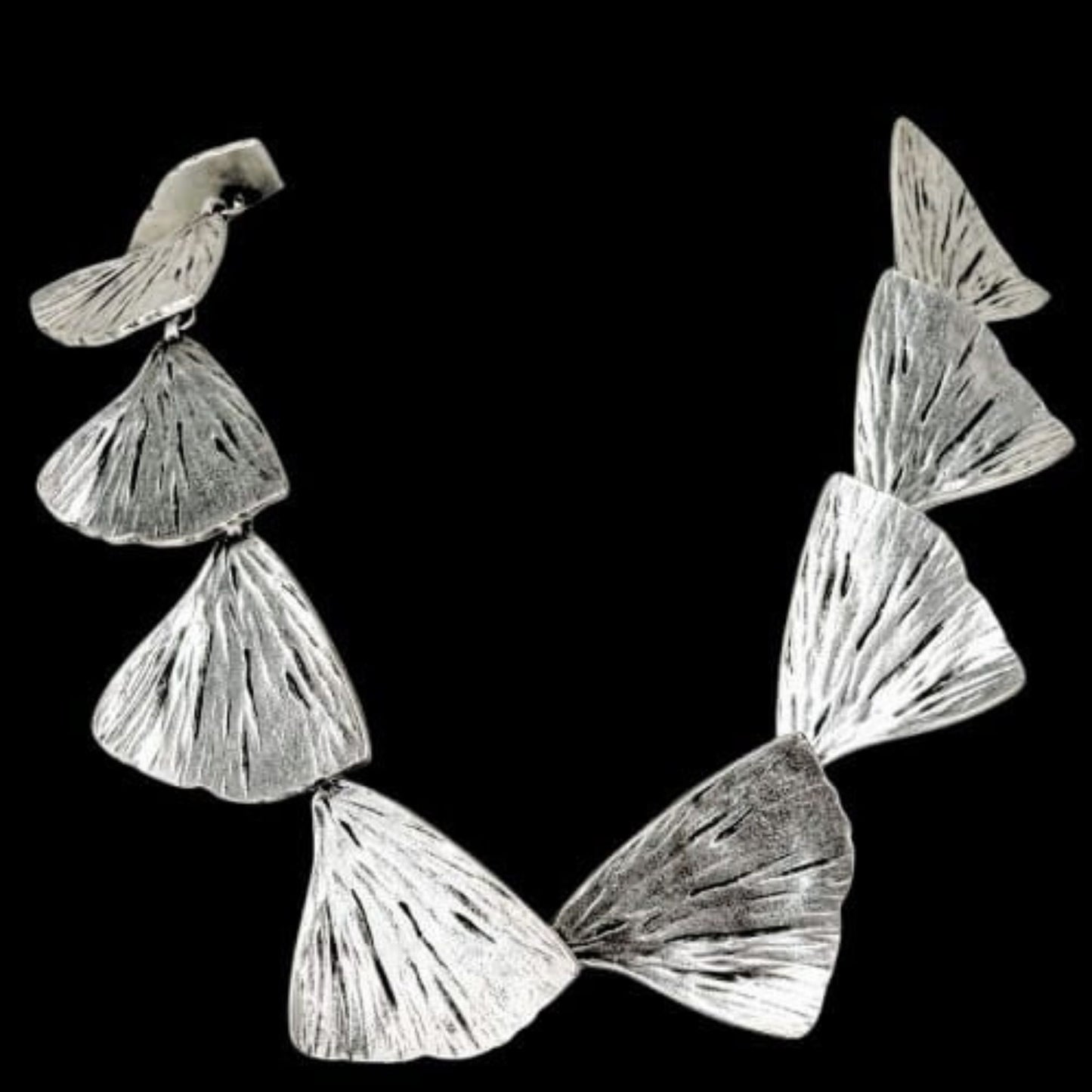 Collar Zamak Cola de Sirena Hipoalergenico Eslabones Triangulares Plateados con Relieve joyeria osnor zamak