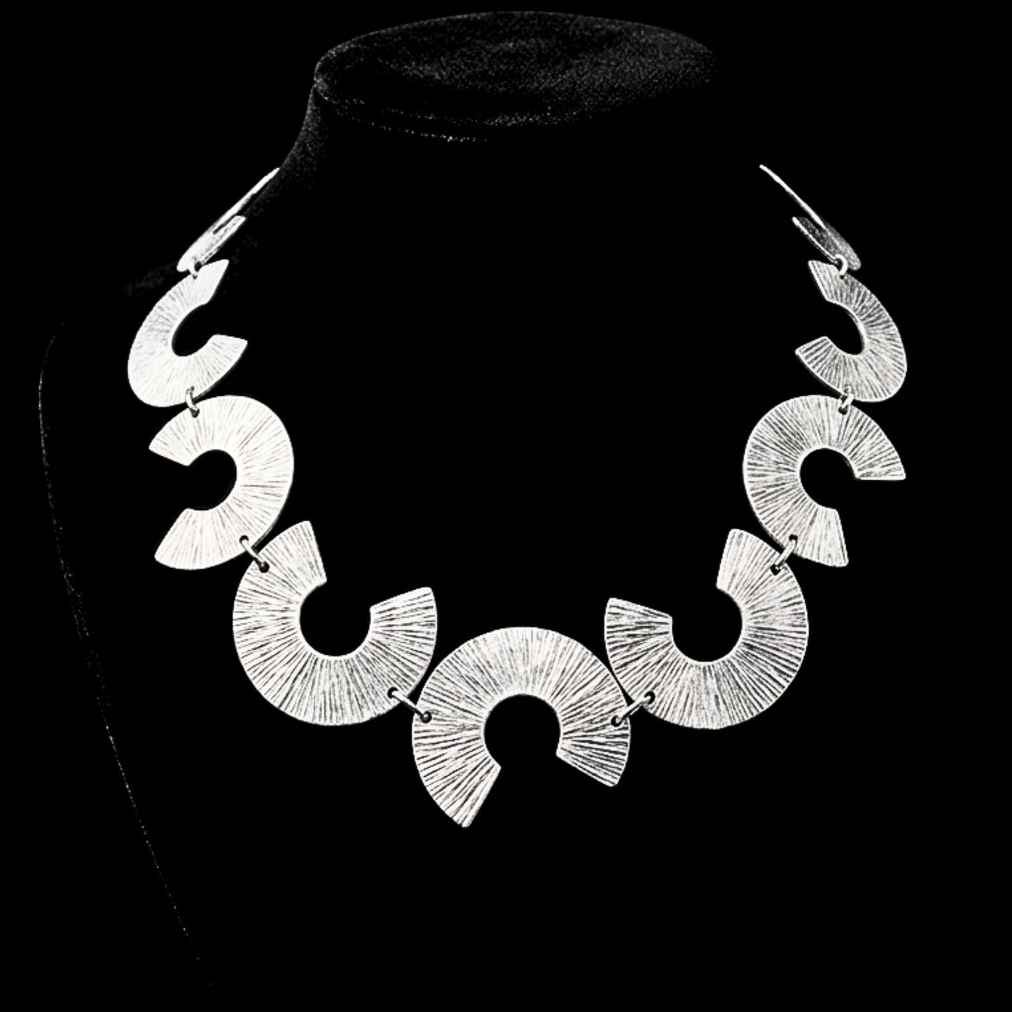expositor luciendo collar zamak mujer joyeria osnor zamak