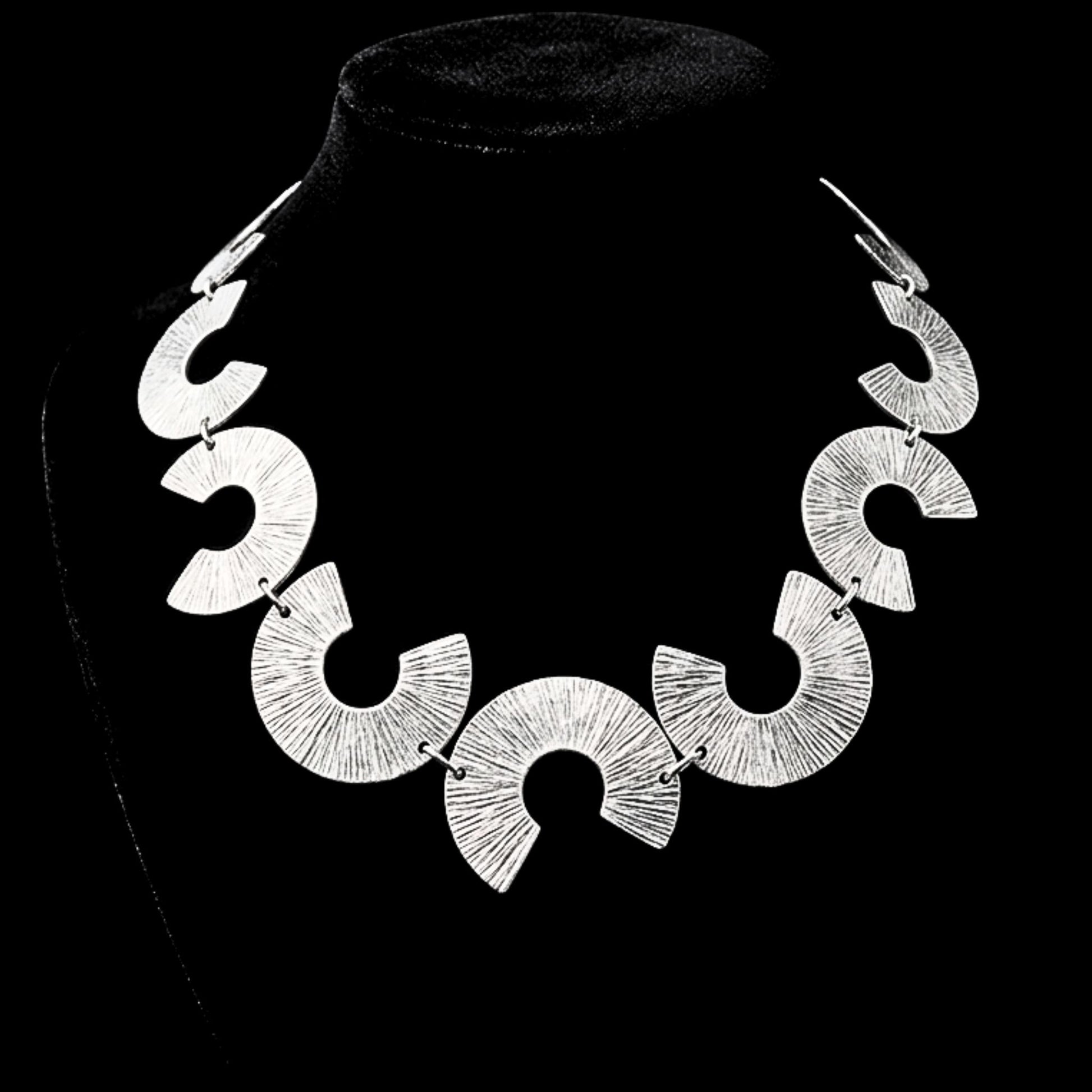 expositor luciendo collar zamak mujer joyeria osnor zamak