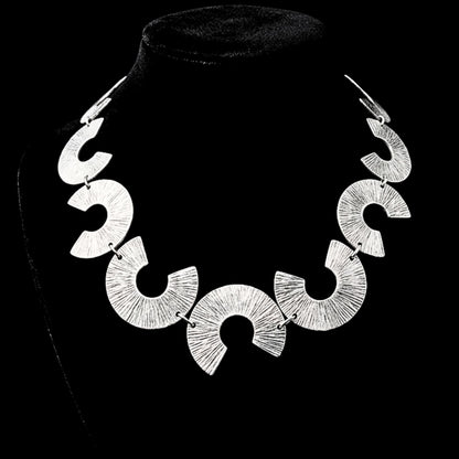 expositor luciendo collar zamak mujer joyeria osnor zamak
