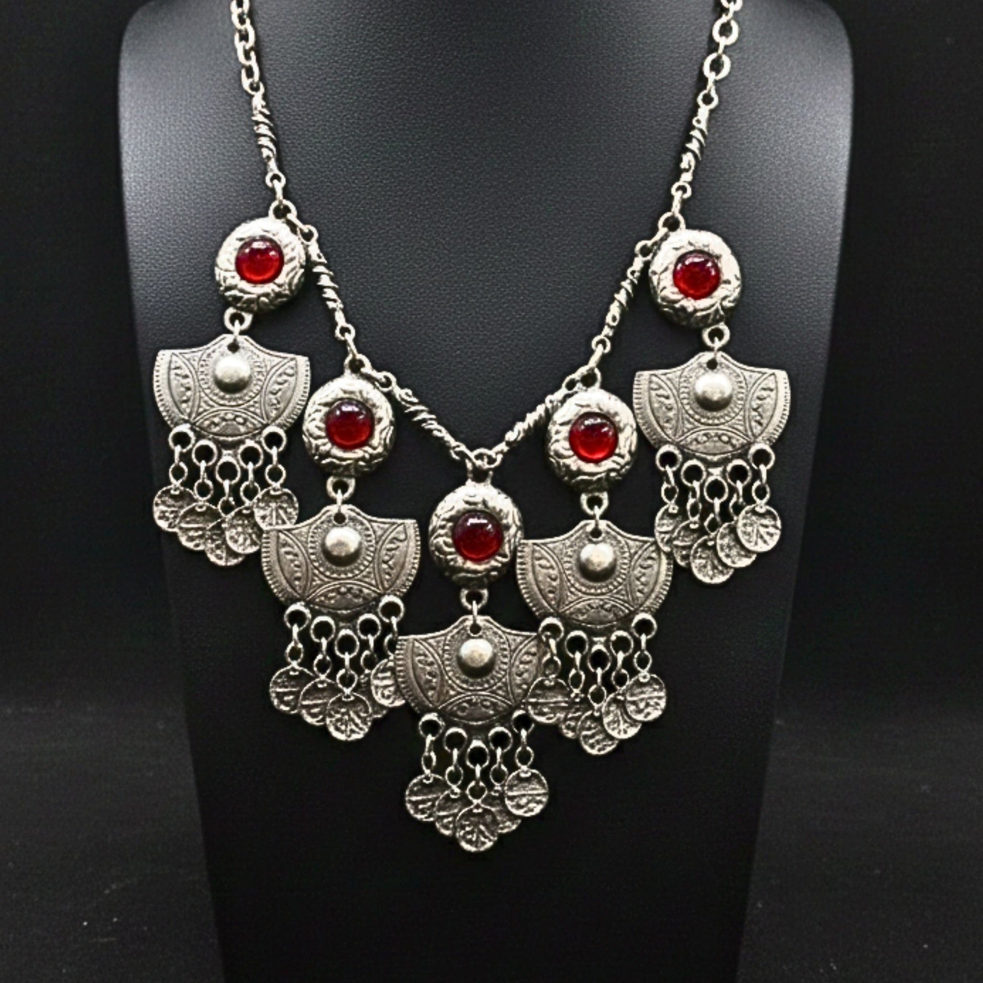 expositor luciendo collar de zamak y piedras rojas exclusivo joyeria osnor zamak
