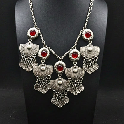 expositor luciendo collar de zamak y piedras rojas exclusivo joyeria osnor zamak