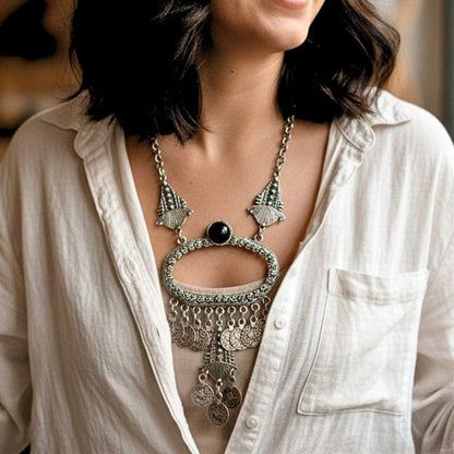 chica luciendo collar largo de zamak exclusivo cierre de gancho joyeria osnor zamak