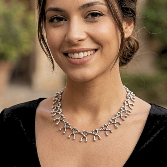 chica luciendo collar tipo gargantilla joyeria osnor zamak