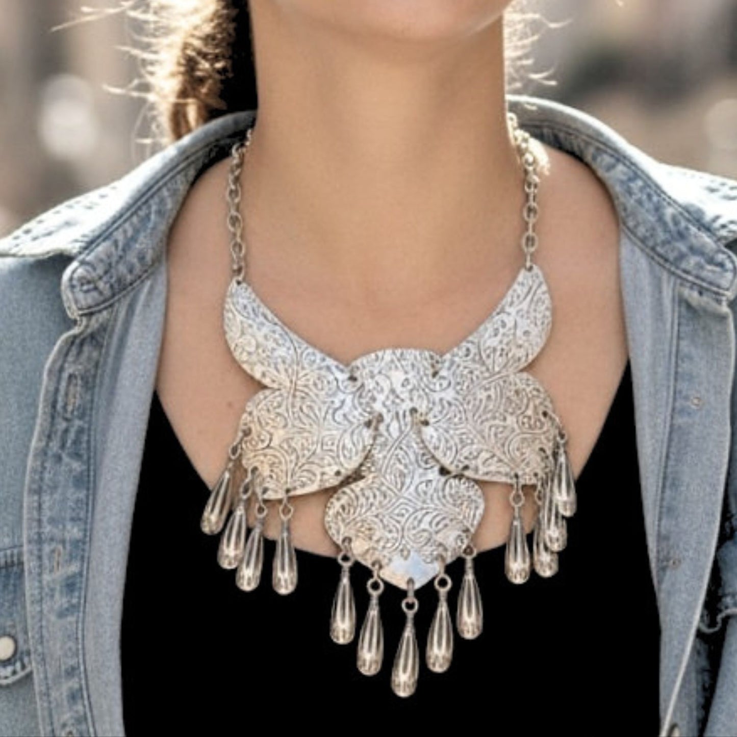 chica luciendo collar de zamak exclusivo diferente volumen joyeria osnor zamak