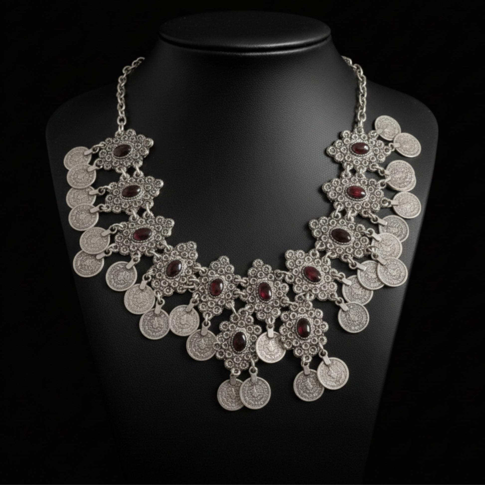 collar de zamak mujer mondas y piedras rojas exclusivo volumen joyeria osnor