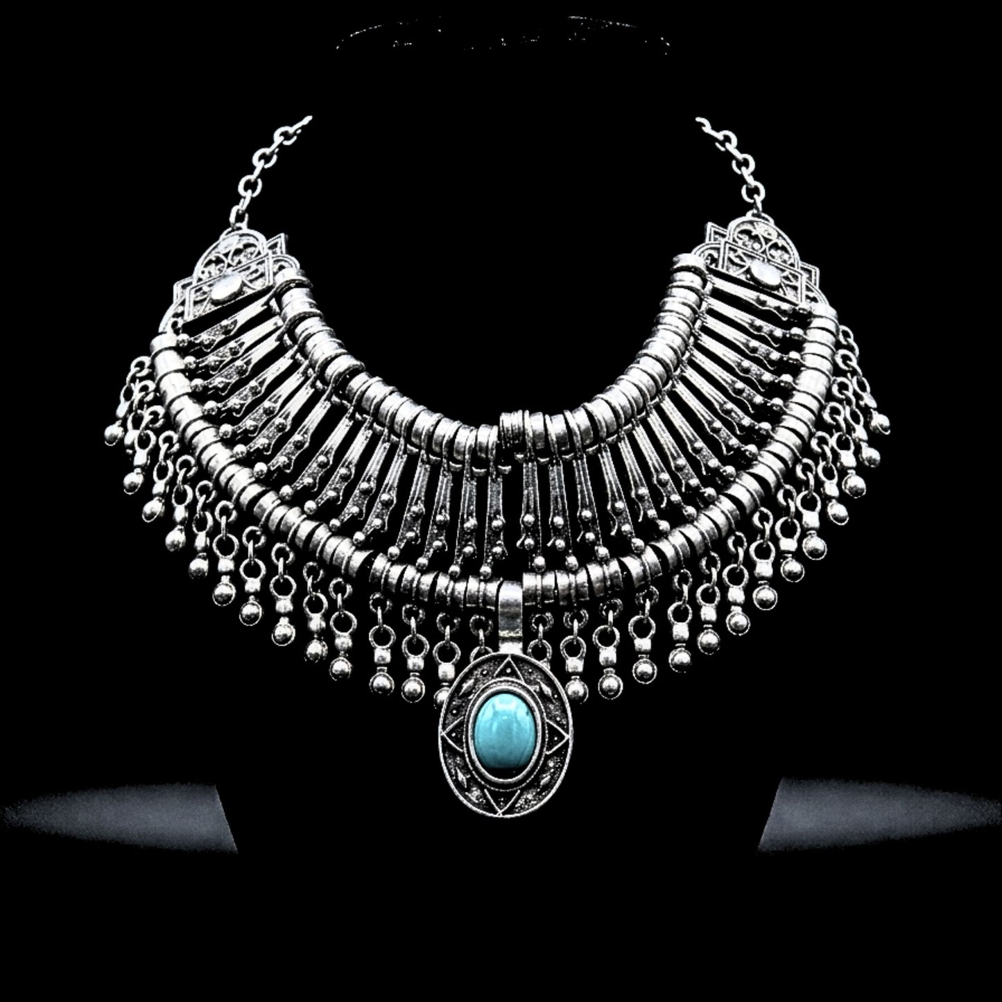 expositor luciendo collar en zamak y turquesa exclusivo elegante joyeria osnor zamak