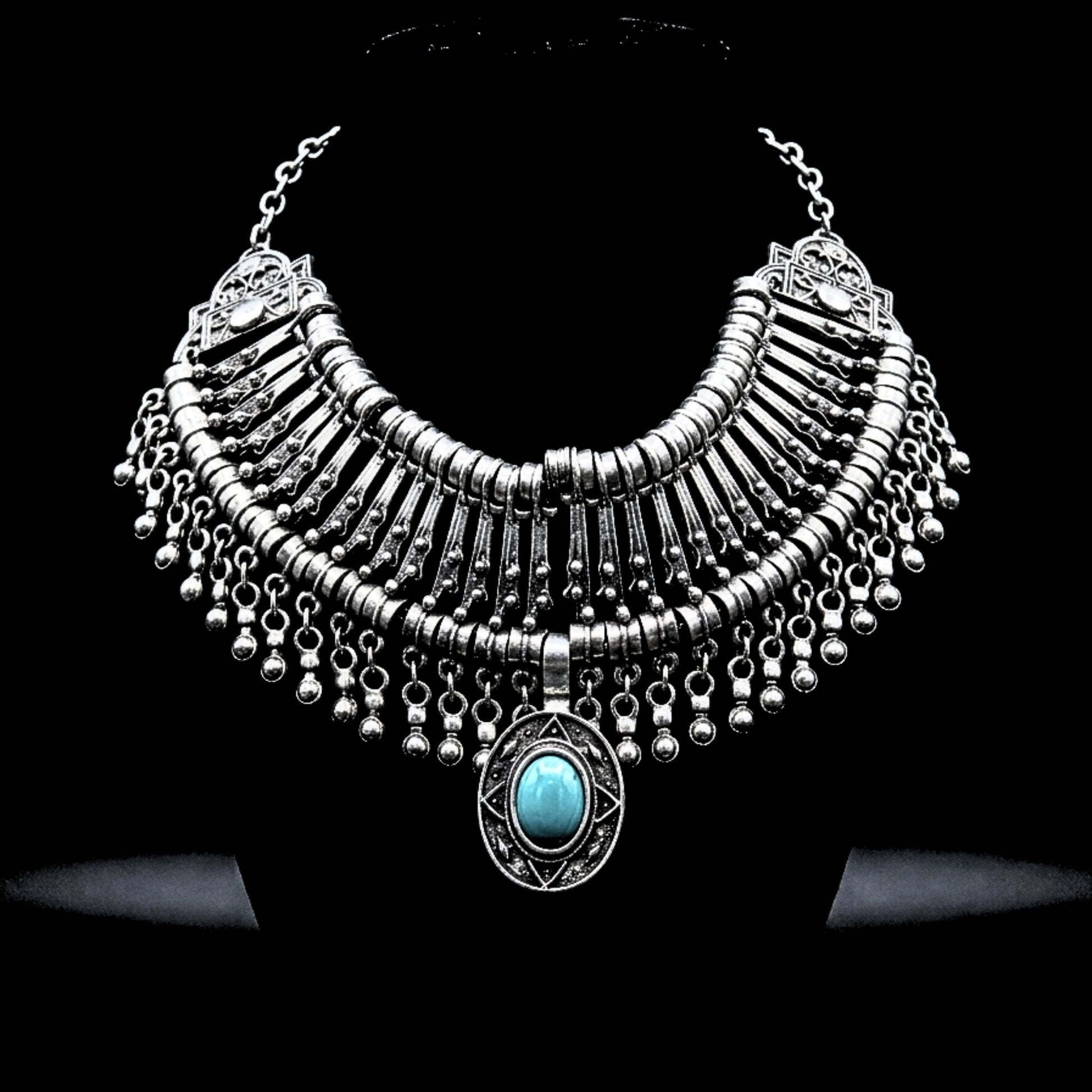 expositor luciendo collar en zamak y turquesa exclusivo elegante joyeria osnor zamak
