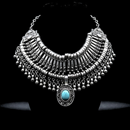 expositor luciendo collar en zamak y turquesa exclusivo elegante joyeria osnor zamak