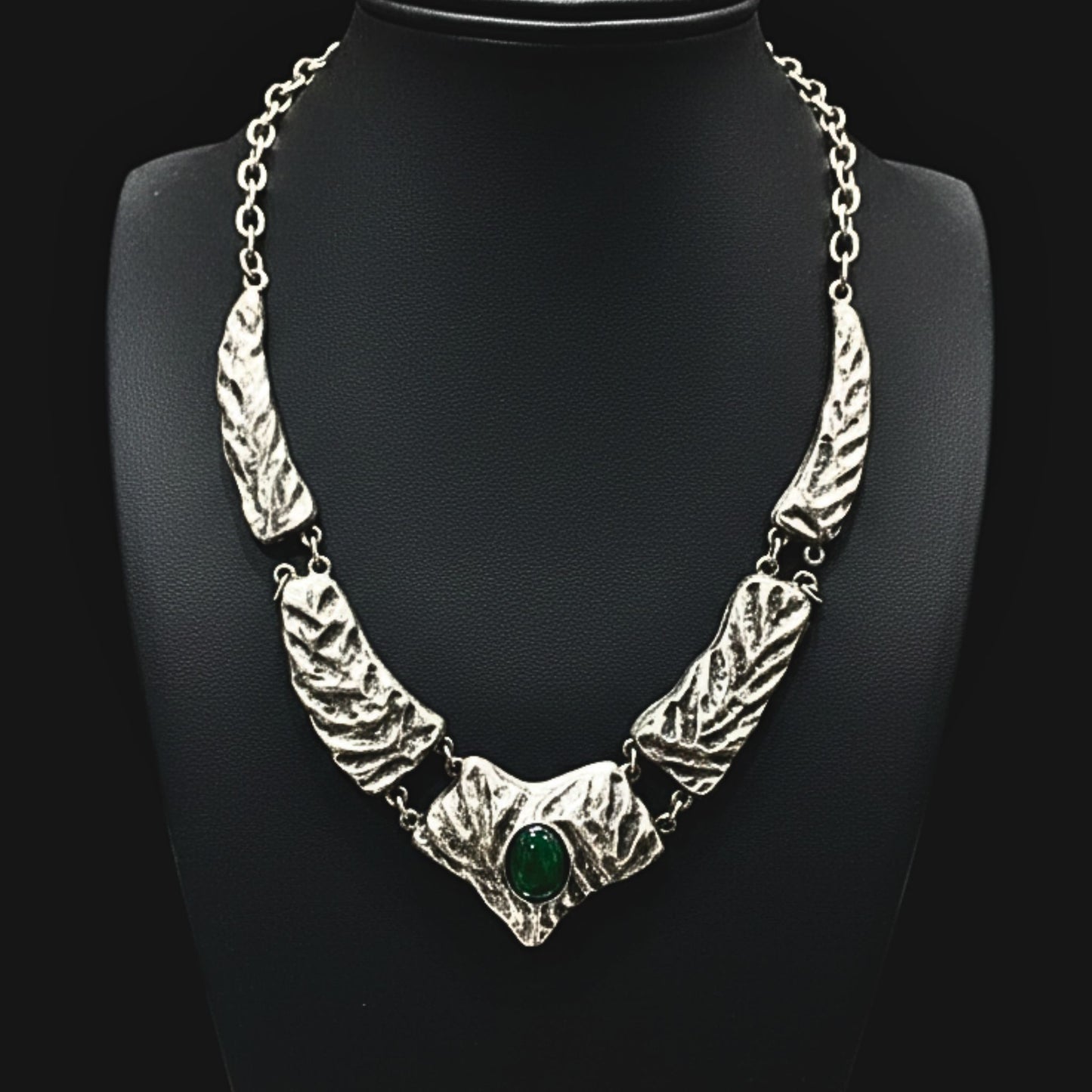 expositor luciendo collar tipo gargantilla corto mujer joyeria osnor zamak