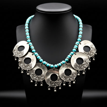expositor luciendo collar de zamak y turquesa exclusivo joyeria osmor zamak