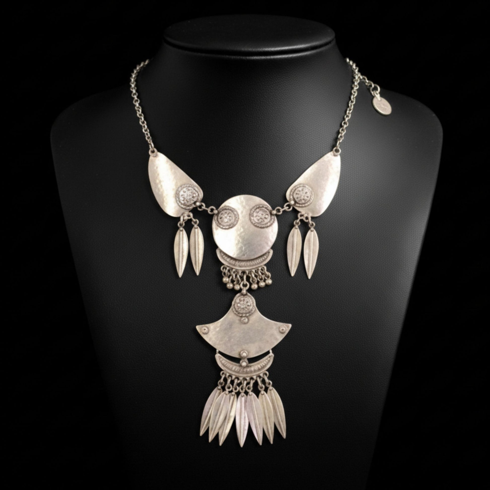Collar Zamak Escultural Unisex Tribal Plateado con Flecos Joyeria Osnor