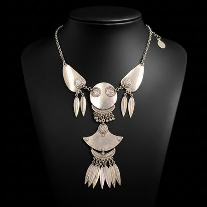 Collar Zamak Escultural Unisex Tribal Plateado con Flecos Joyeria Osnor