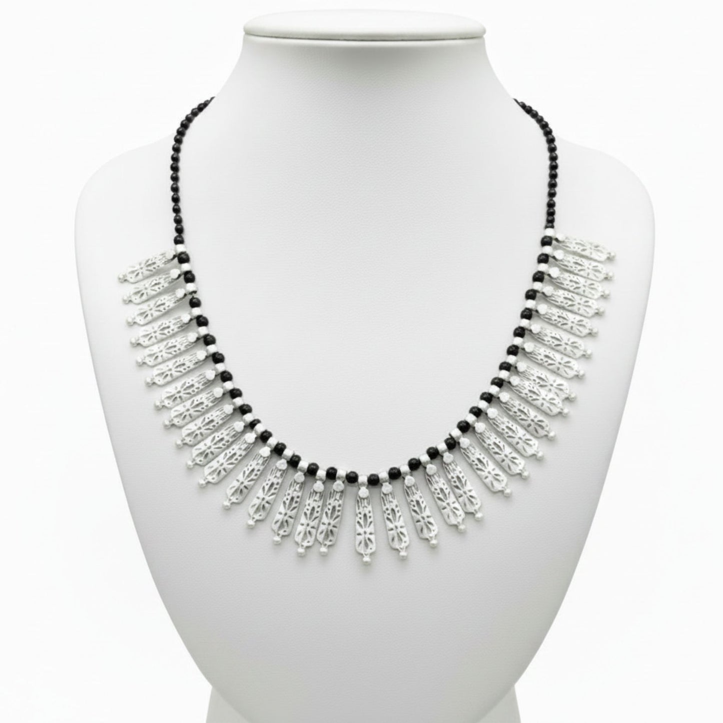 Collar bib de flecos en zamak unisex plateado con piedras negras - Joyería Osnor Zamak