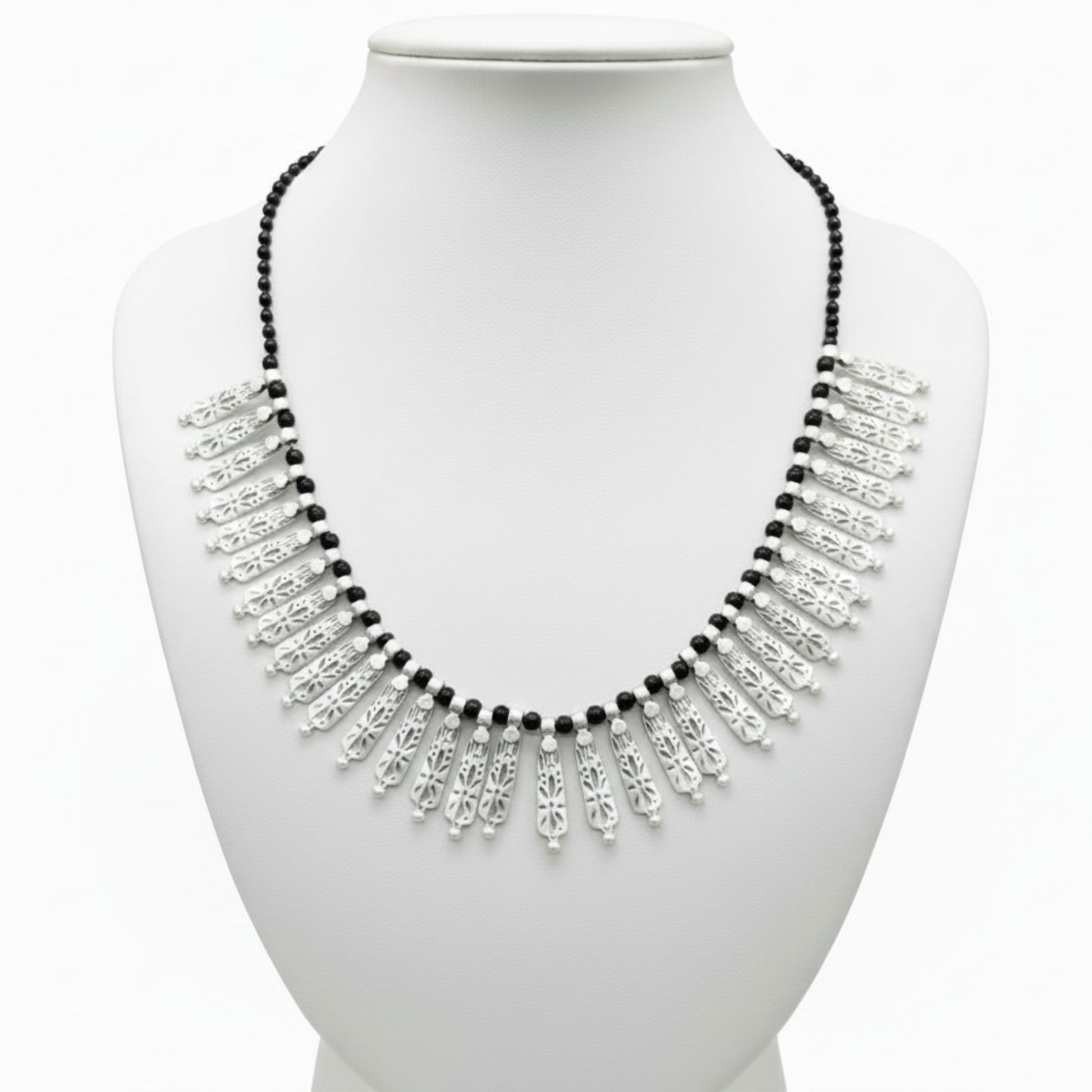 Collar bib de flecos en zamak unisex plateado con piedras negras - Joyería Osnor Zamak