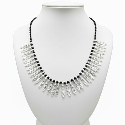 Collar bib de flecos en zamak unisex plateado con piedras negras - Joyería Osnor Zamak