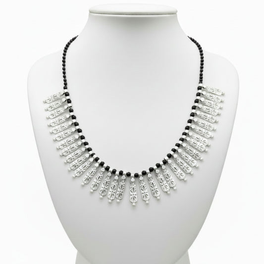 Collar bib de flecos en zamak unisex plateado con piedras negras - Joyería Osnor Zamak