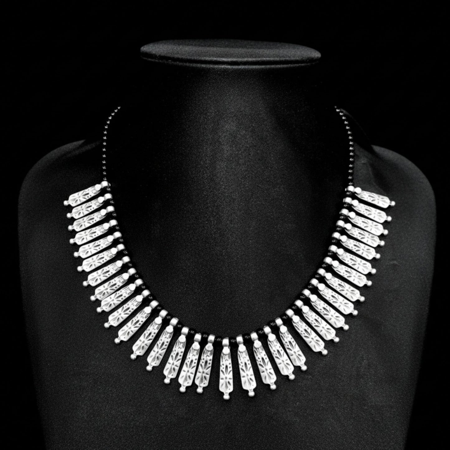 Collar bib de flecos en zamak plateado con piedras negras - Joyería Osnor Zamak
