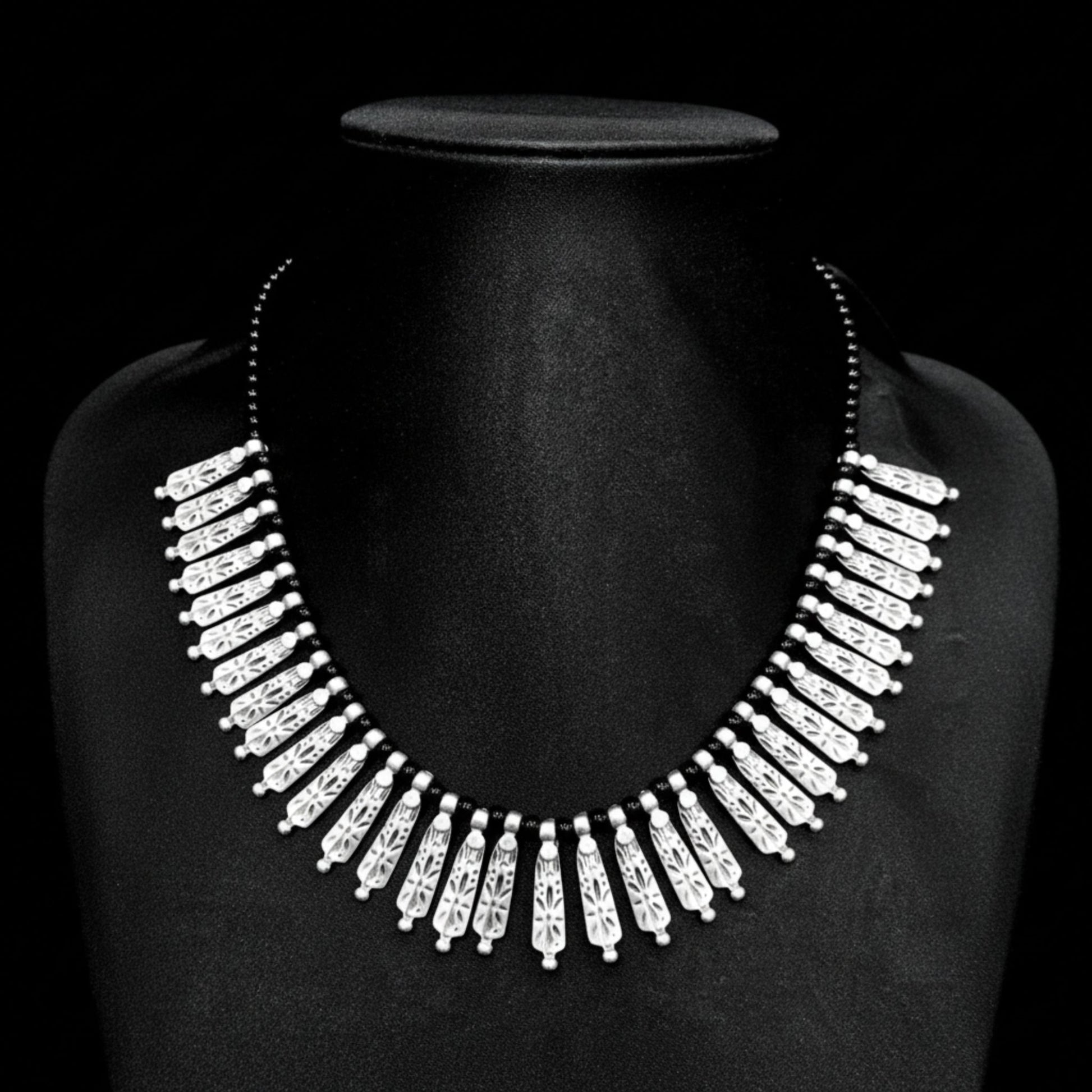 Collar bib de flecos en zamak plateado con piedras negras - Joyería Osnor Zamak