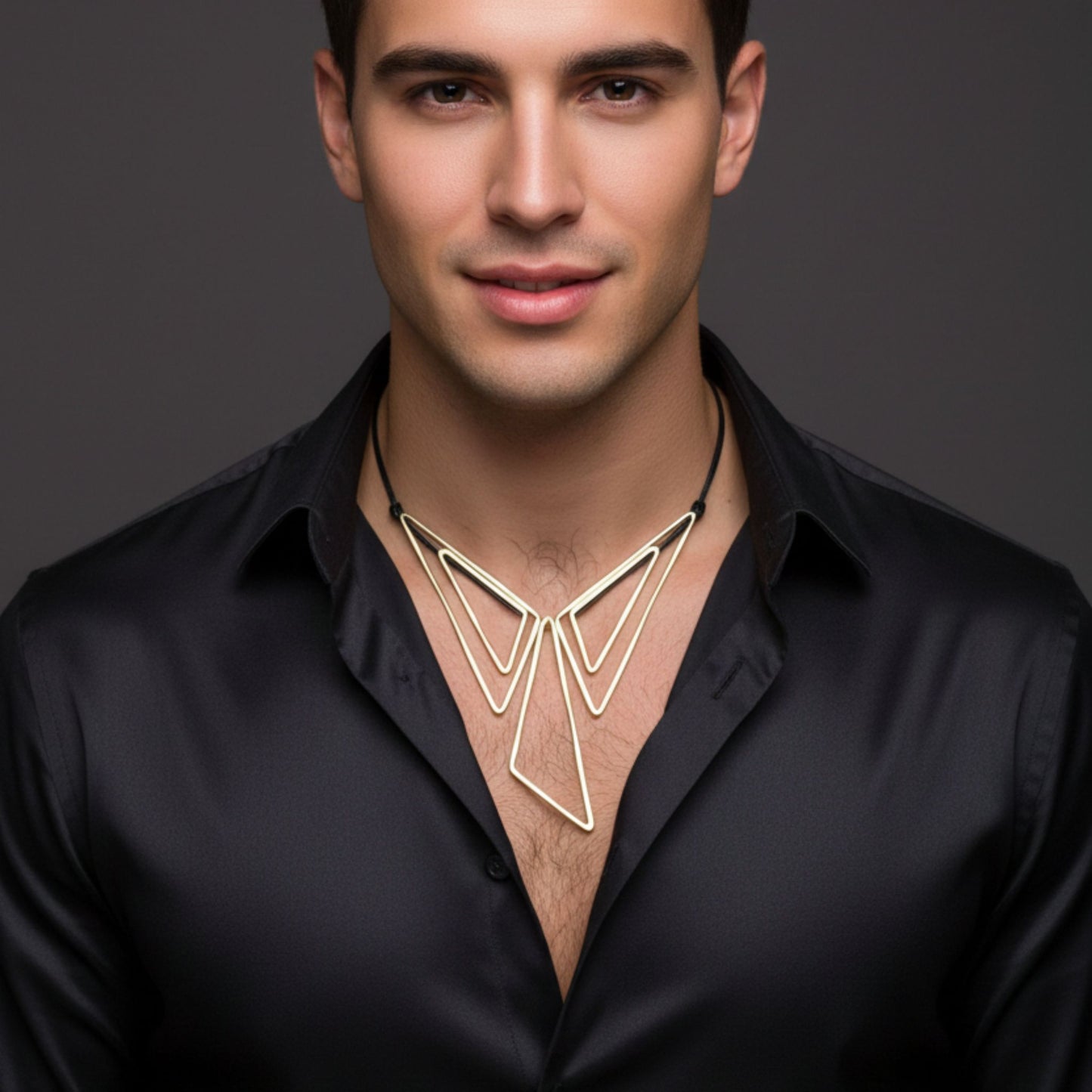 Collar Geométrico Triángulos Zamak Plateado | Unisex | Joyería Osnor