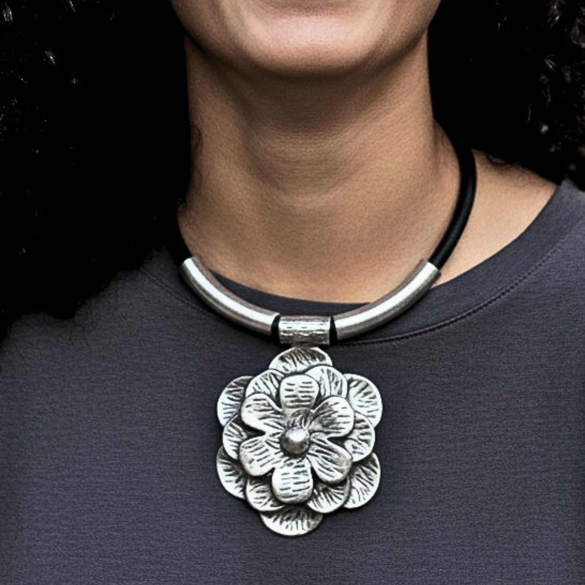 chica luciendo collar zamak y cuero unisex relieve 3D flor Joyeria Osnor