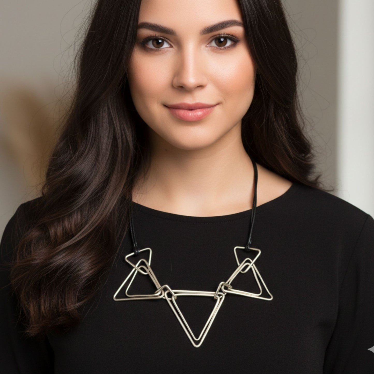 Collar Zamak Triángulos Plateados | Unisex | Joyería Osnor