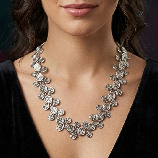 chica luciendo collar de zamak exclusivo joyeria osnor zamak