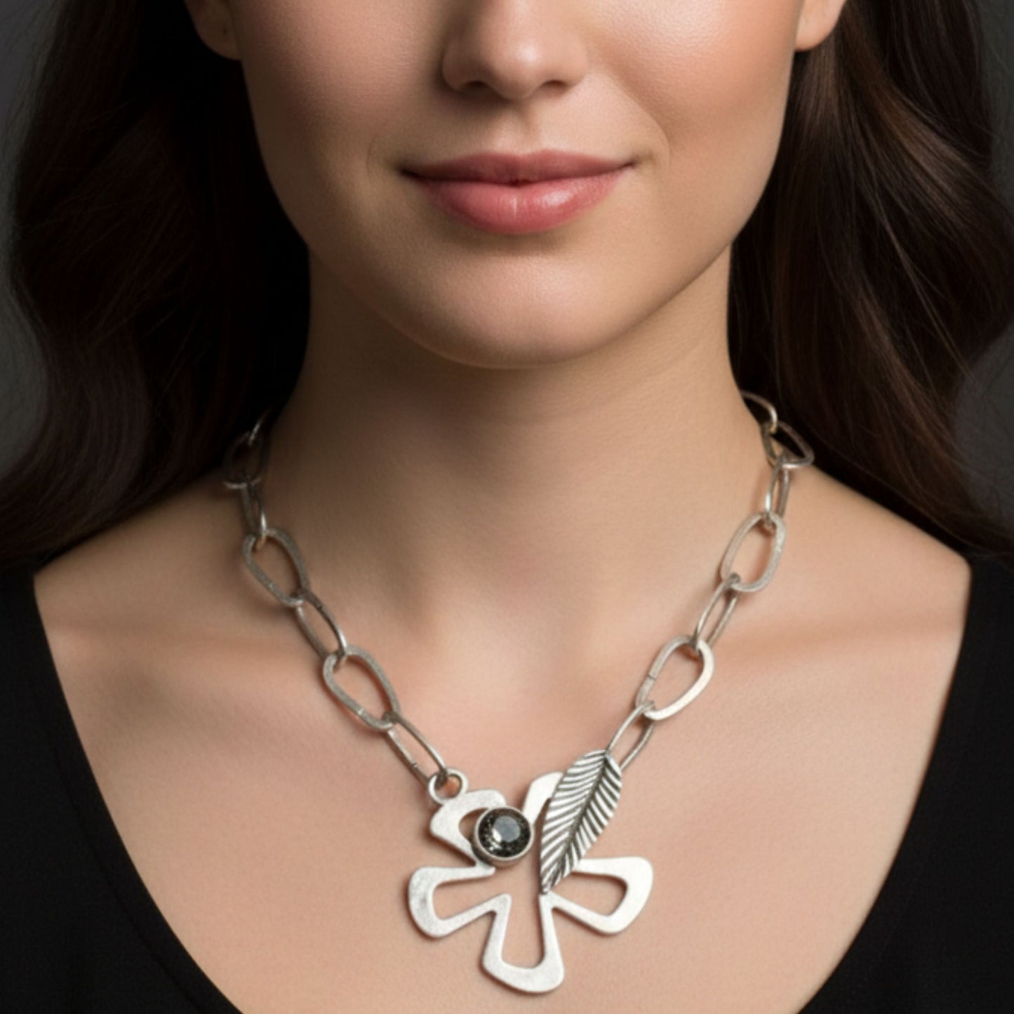 Collar Cadena Trébol Zamak Plateado con Circonita Gris | Joyería Osnor