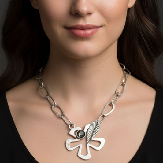 Collar Cadena Trébol Zamak Plateado con Circonita Gris | Joyería Osnor