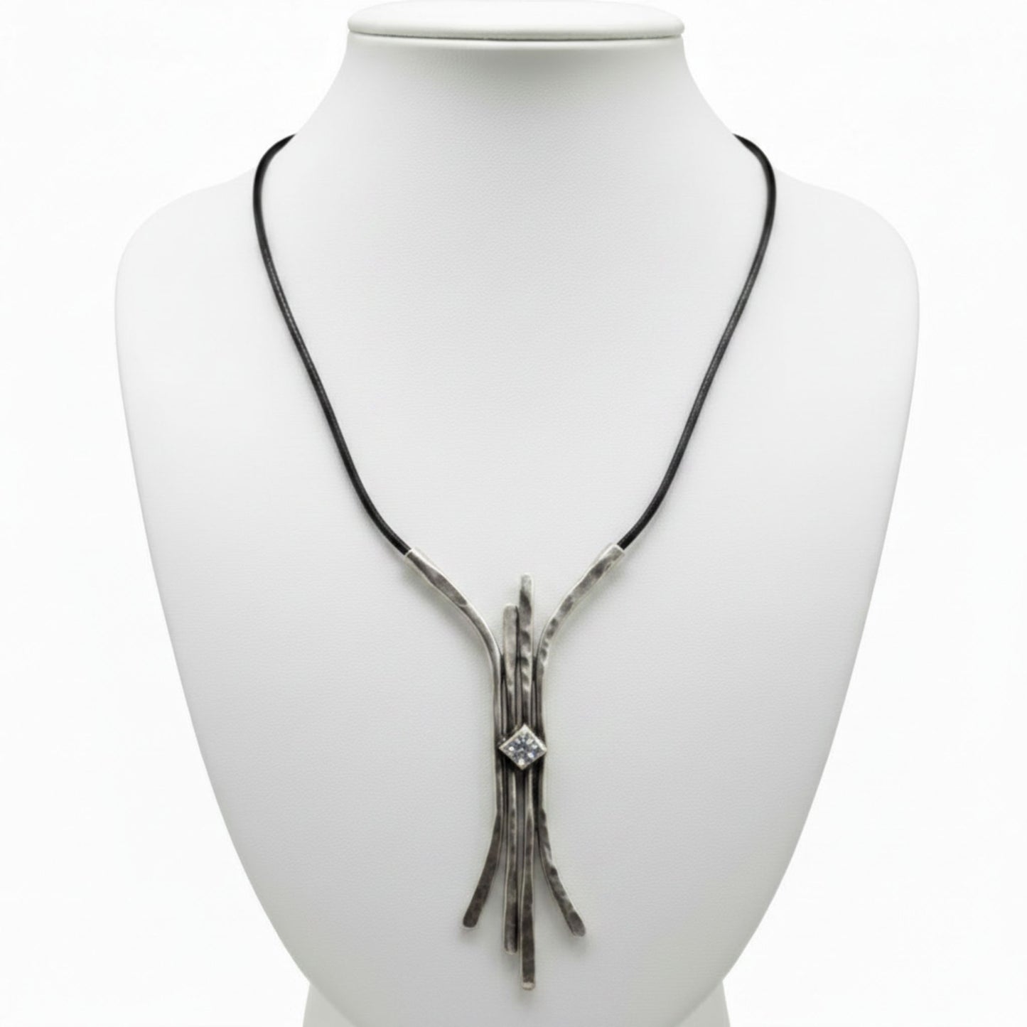 Collar de zamak y piel unisex exclusivo joyeria osnor zamak