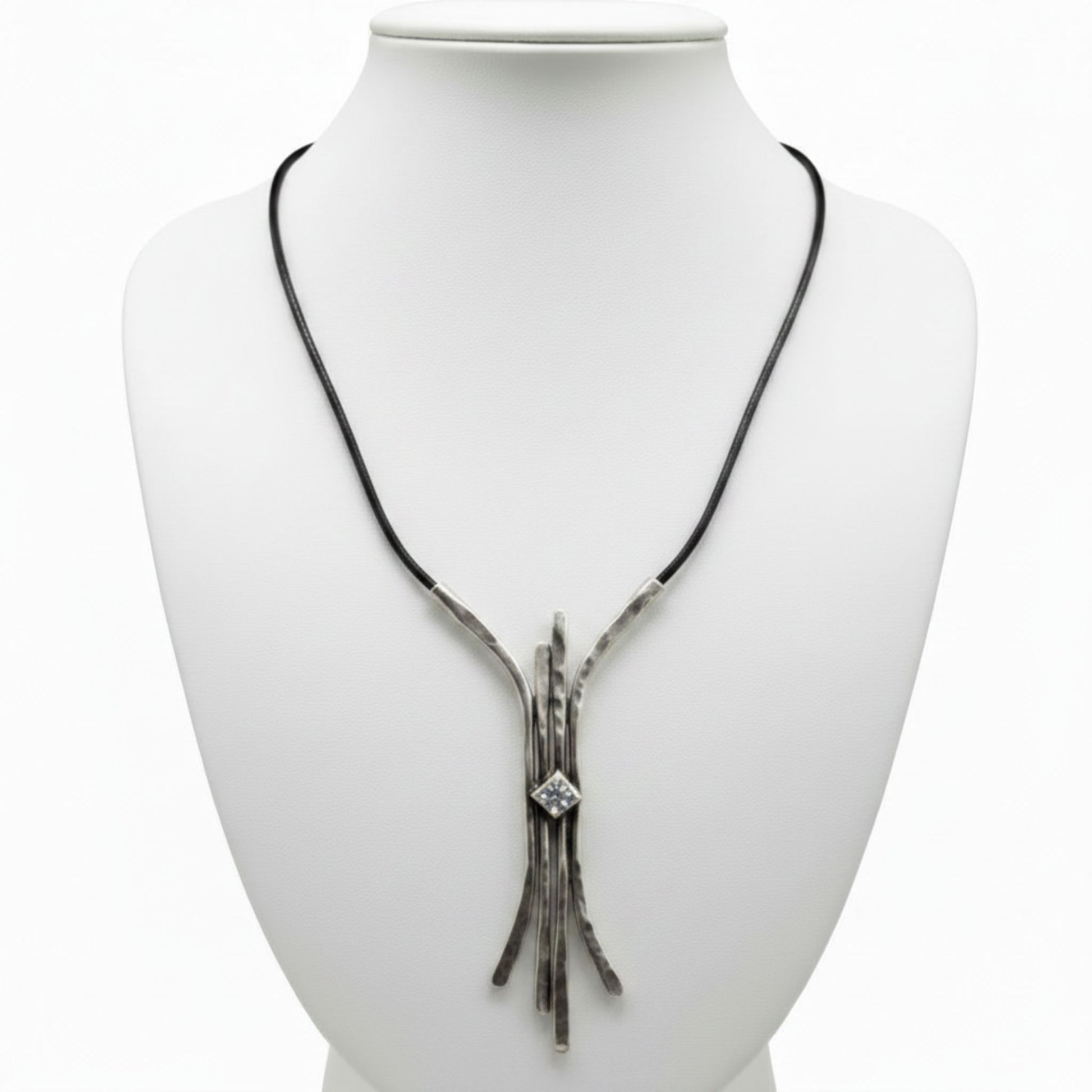 Collar de zamak y piel unisex exclusivo joyeria osnor zamak