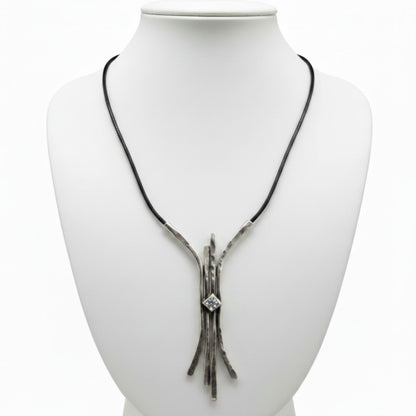Collar de zamak y piel unisex exclusivo joyeria osnor zamak