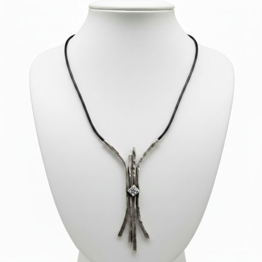 Collar de zamak y piel unisex exclusivo joyeria osnor zamak