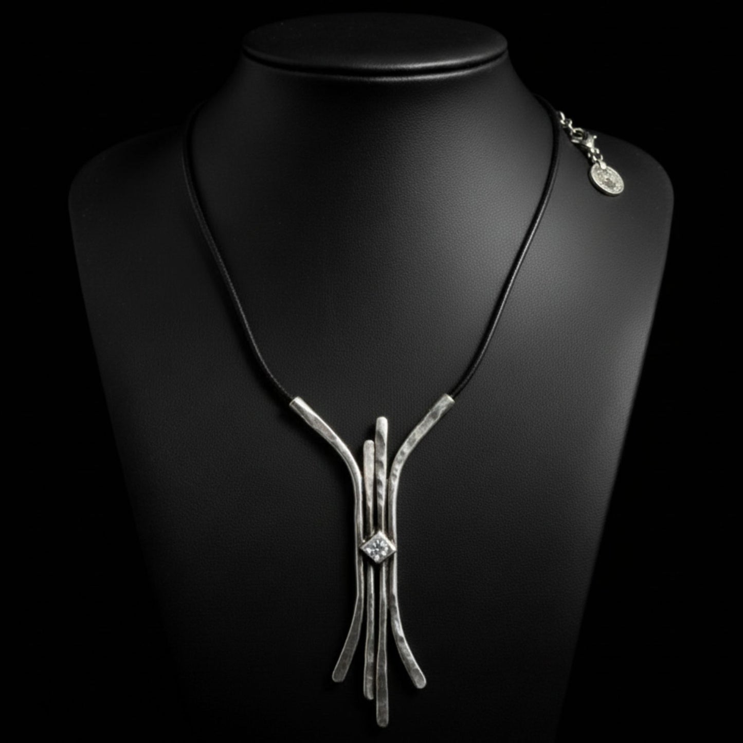 Collar de zamak y piel unisex exclusivo joyeria osnor zamak