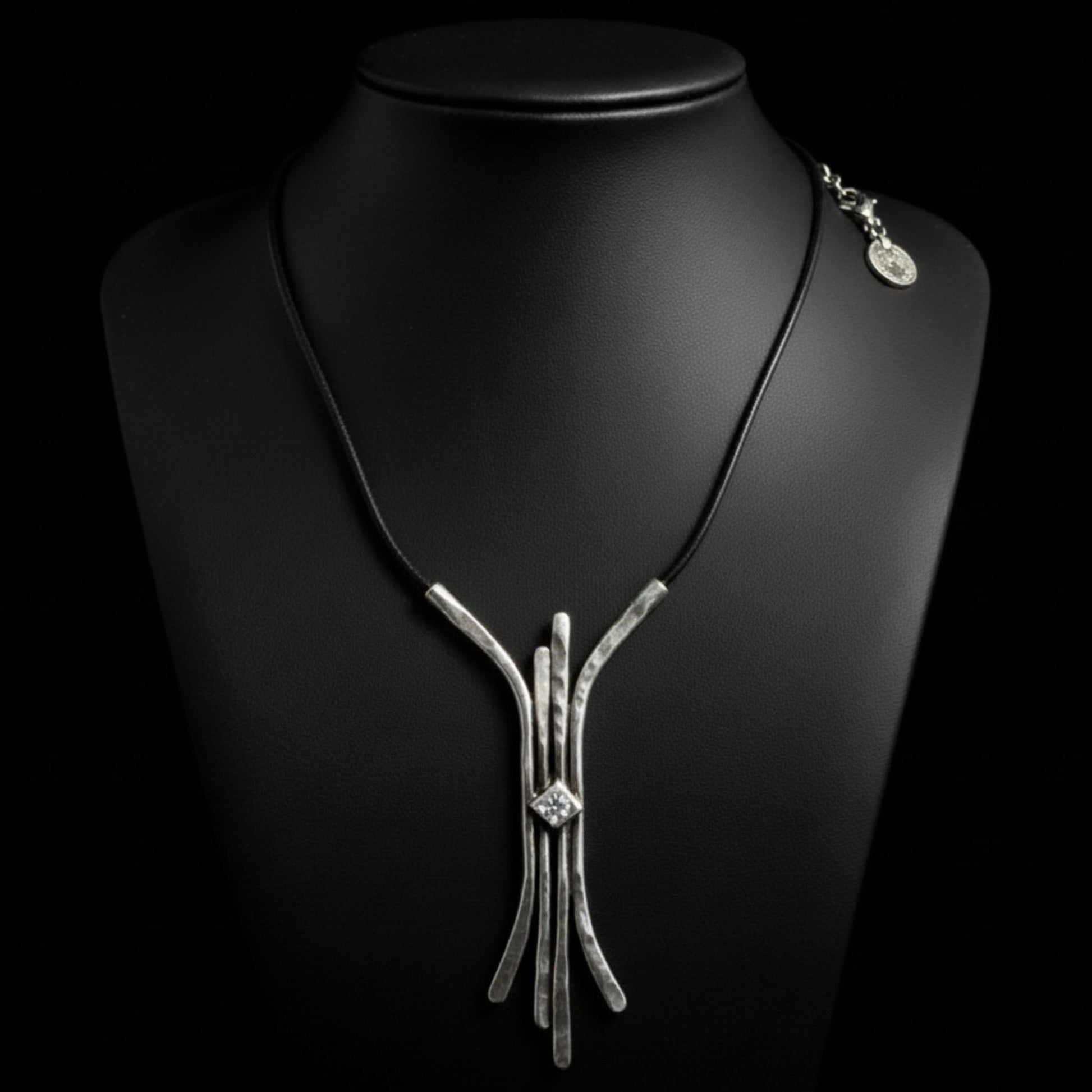Collar de zamak y piel unisex exclusivo joyeria osnor zamak