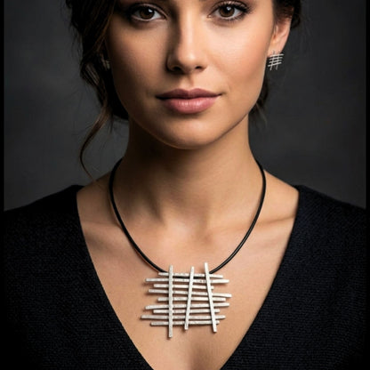 Mujer luciendo collar zamak unisex con colgante geometrico hipoalergenico. Joyeria Osnor Zamak