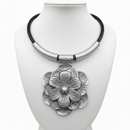 collar unisex flor zamak y cuero joyeria osnor zamak