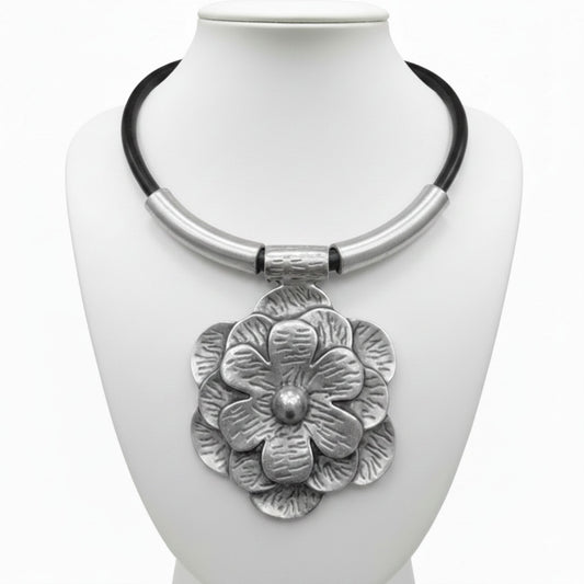 collar unisex flor zamak y cuero joyeria osnor zamak