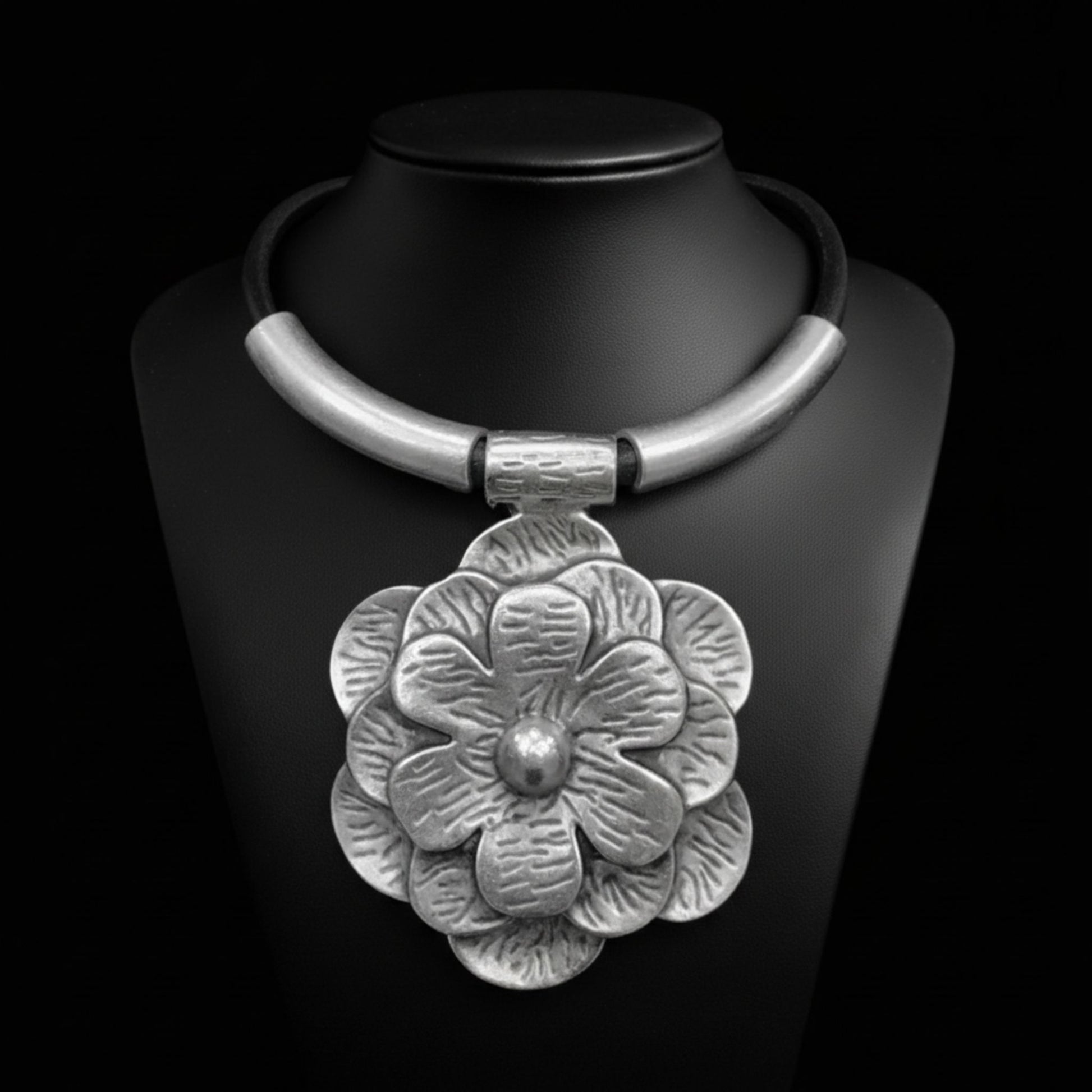 collar unisex flor zamak y cuero joyeria osnor zamak